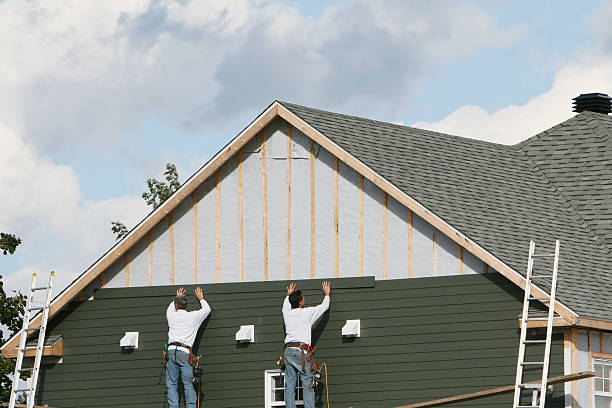 Professional Vinyl Siding technician working in Edgewood, IN